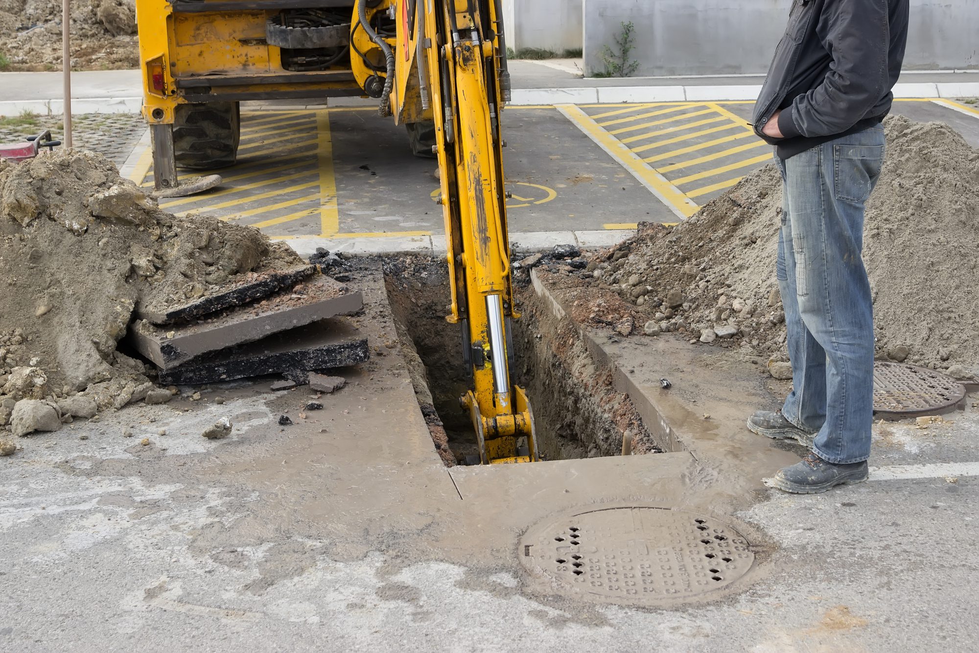 Excavating collapsed sewer line, sewer line replacement. Sewer line partial replacement.